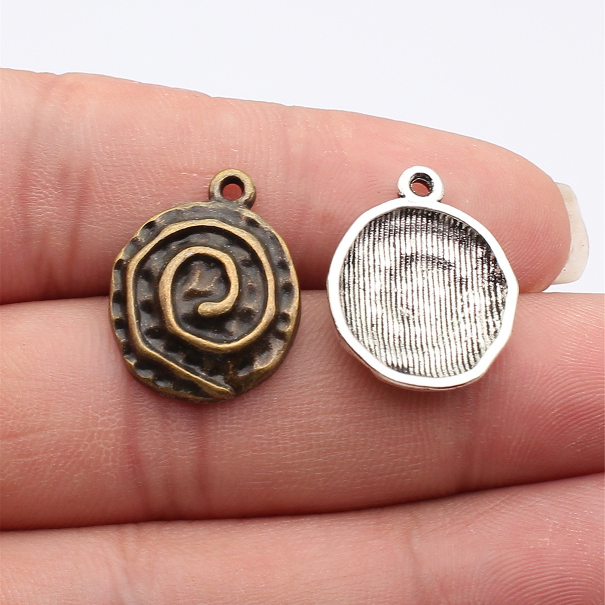 WYSIWYG 10pcs 22x17mm 2 Colors - Vintage Fashion Patterns のレビューと価格