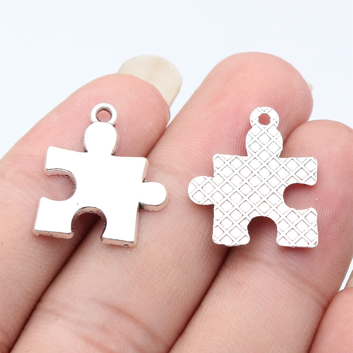 WYSIWYG 10pcs 23x20mm 2 Colors - Vintage Fashion Pieces のレビューと価格